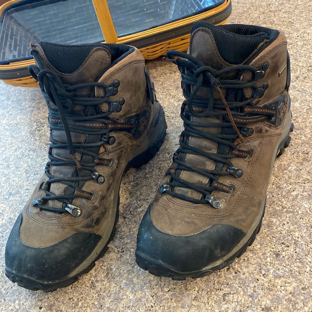 Merrell Hiking Boots Very Worn With A Lot of FLAWS Leather (Unsure of Size)AS-IS